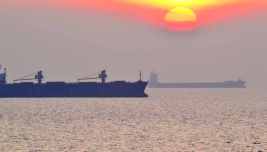 Navi in transito nello Stretto di Hormuz durante la crisi del petrolio