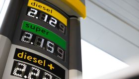 Prezzi benzina record a 2,23 euro in Ue: da domani in Italia pieno più caro di 3 euro