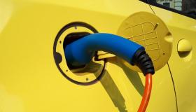 Ricarica contro pieno: con l’auto elettrica si risparmia fino a 826 euro