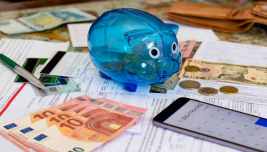 Salvadanaio e banconote in euro per i risparmi lasciati sul conto