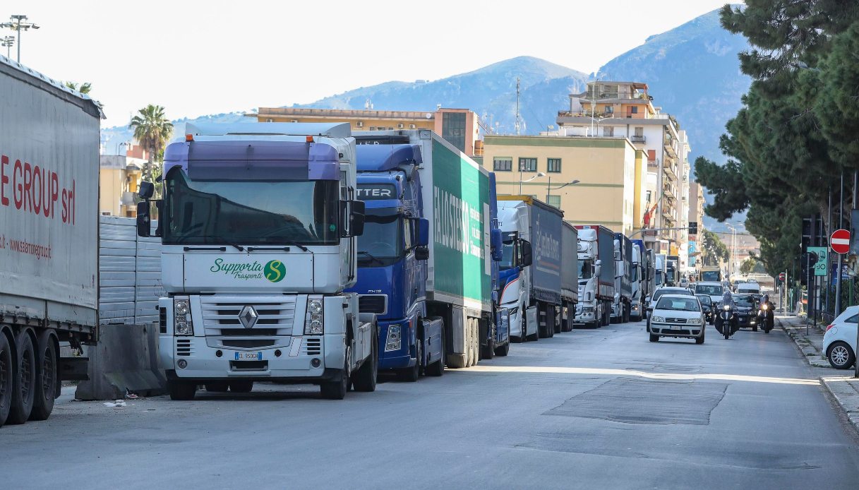 Autotrasportatori in sciopero, stop dal 16 al 20 ottobre contro il caro gasolio