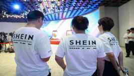 Dipendenti Shein alla cerimonia del debutto alla Borsa di Hong Kong