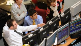 Spread stabile a 88 punti base in apertura, rendimenti al 4,39 ancora in crescita