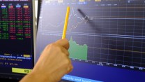 Spread in rialzo a 88 punti base in apertura, rendimenti crescono al 4,42%