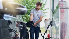 Carburanti, taglio accise prorogato: gli aiuti sul gasolio (forse) a fine mese