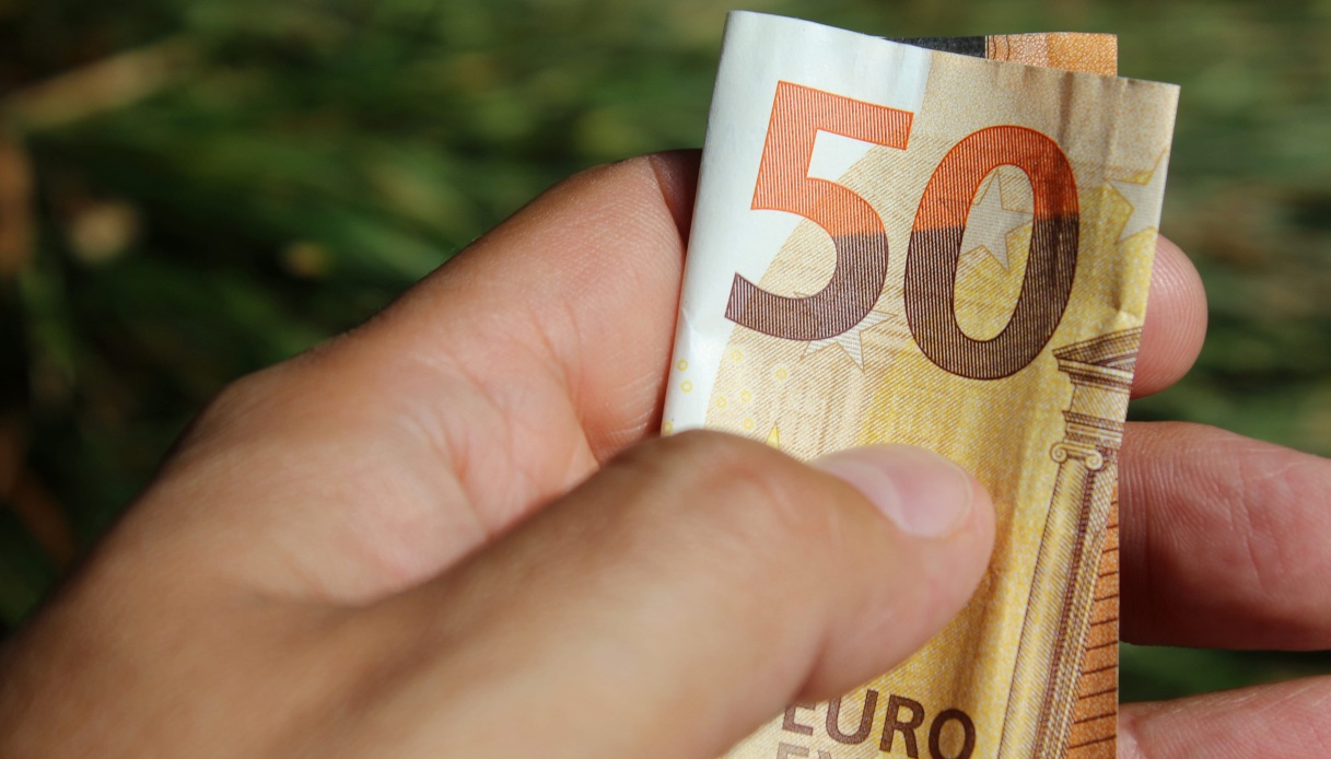 truffa dei 50 euro sul parabrezza si esce dall8217auto e si viene derubati come difendersi da Quifinanza.it truffa dei 50 euro sul parabrezza si esce dall8217auto e si viene derubati come difendersi