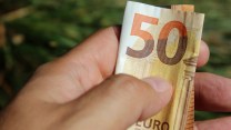 Truffa dei 50 euro sul parabrezza, si esce dall’auto e si viene derubati: come difendersi