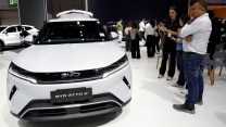 L’Ue blocca le auto ibride cinesi, l’accordo salva le imprese ma rischia di far aumentare i prezzi