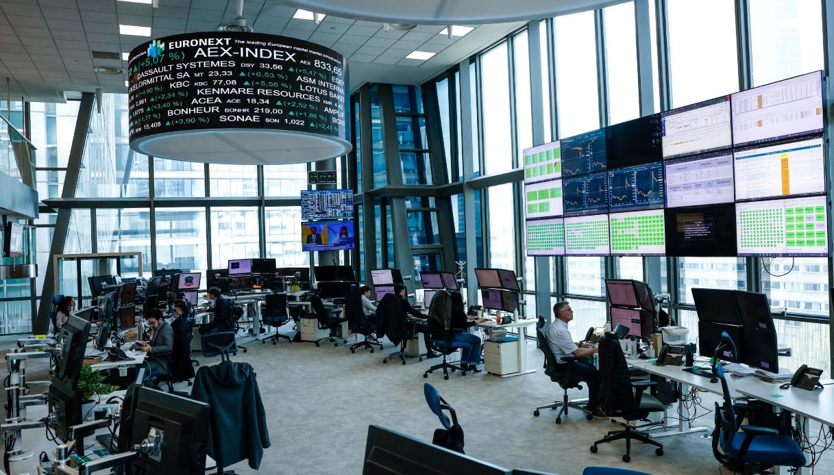 La Borsa del 20 ottobre, Milano in rosso a metà giornata: i titoli tech tra i peggiori