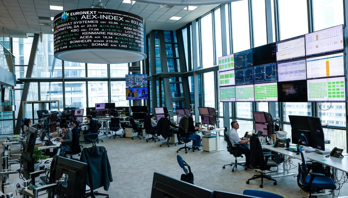La Borsa del 23 ottobre, Milano apre positiva a +0,39, corre Eni a +3,73%