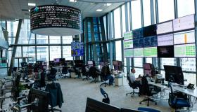 La Borsa del 23 ottobre, Milano recupera ma Stellantis crolla: -6%