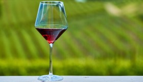 Quali sono le regioni con più scorte di vino in Italia, la classifica: chi vince tra Nord e Sud