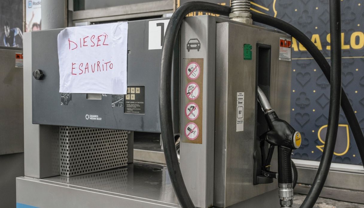 https://quifinanza.it/wp-content/uploads/sites/5/2026/10/Diesel-esaurito-stazione-servizio.jpg