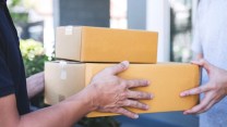 Acquisti online, nuova tassa di 2 euro sui pacchetti: quando scatta e chi la deve pagare