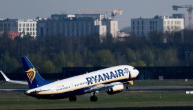 Ryanair modifica l’orario per la consegna dei bagagli, cosa cambia per chi viaggia