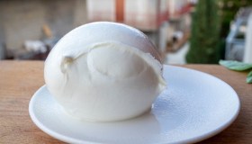 Perché la mozzarella di bufala è a rischio, cosa sta succedendo nei caseifici