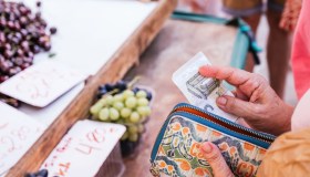 Spesa alimentare, la crisi costringe a comprare meno: a cosa stanno rinunciando le famiglie