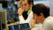 Lo spread si mantiene stabile a 111 punti base, ma sui Btp c’è ancora pressione