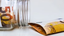 Risparmiare 5.000 euro all’anno con il metodo dei sei salvadanai o sistema dei barattoli