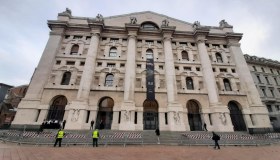 La Borsa del 12 ottobre, Milano chiude positiva ma titoli tech ancora in crisi