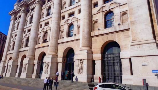 Palazzo Mezzanotte, sede della Borsa italiana a Piazza Affari a Milano