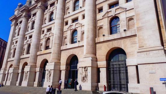 Palazzo Mezzanotte, sede della Borsa italiana a Piazza Affari a Milano