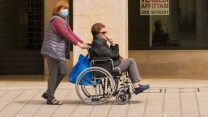 Caregiver familiari, sì della Camera al contributo fino a 400 euro al mese: requisiti e a chi spetta