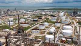 Raffineria petrolifera con serbatoi per lo stoccaggio dei carburanti