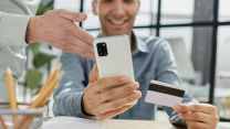 Come pagano gli italiani, l’IA individua 5 profili: solo il 15% è davvero digitale