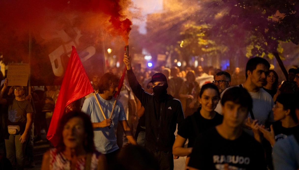 spagna e francia protestano per casa e scuola perch233 in italia non si scende in piazza da Quifinanza.it spagna e francia protestano per casa e scuola perch233 in italia non si scende in piazza