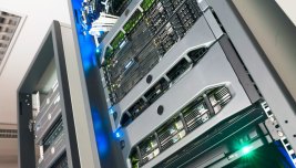 Server rack in un data center con indicatori luminosi blu e verdi