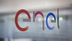Enel blocca il prezzo delle bollette, sconto del 50% per tre anni: i requisiti