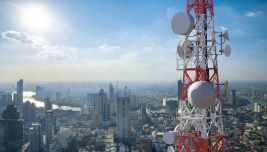Torre per telecomunicazioni sullo skyline di una grande città