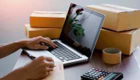 Nuova tassa sugli acquisti online extra-Ue: da novembre fino a 5 euro in più a pacco