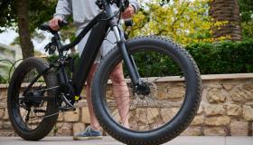 Nuovo Codice della strada, bici elettriche con casco e targa: quando scatta l’obbligo