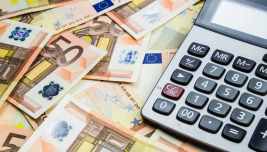 Banconote in euro e calcolatrice per calcolare i costi di prestiti e mutui