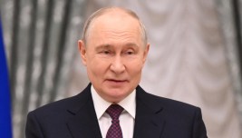 Il presidente russo Vladimir Putin, che firma l'ok alla riorganizzazione di Unicredit nel suo Paese