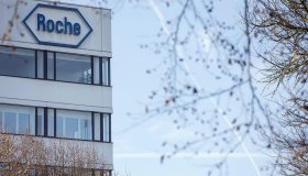 Roche congela gli investimenti: la cura dei conti può frenare quella dei pazienti?