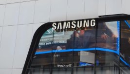 Insegna Samsung sulla facciata vetrata di un edificio.