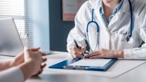 Spese sanitarie, anziani card da 300 a 500 euro per gli over 75. La proposta