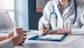Spese sanitarie, anziani card da 300 a 500 euro per gli over 75. La proposta